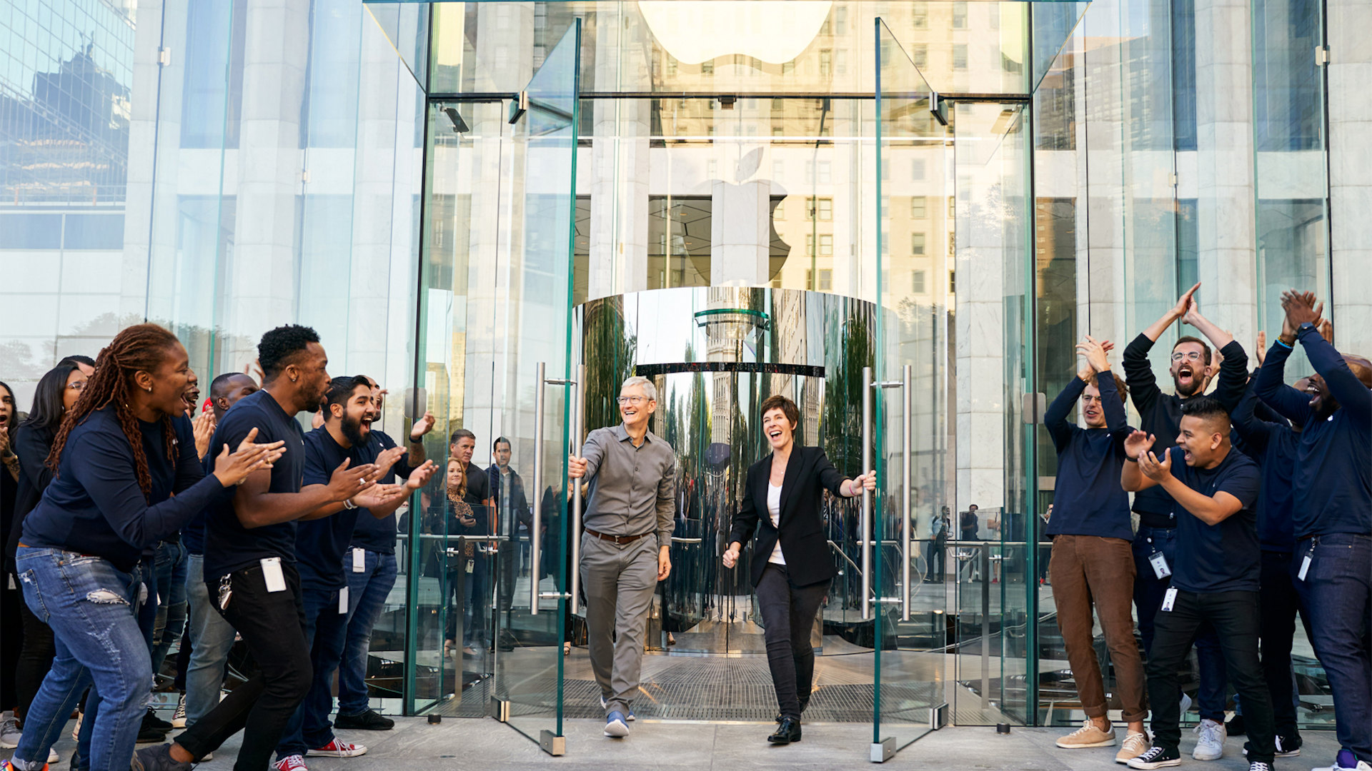 iPhone 11 ティム・クックCEOととディアドラ・オブライエン上級副社長 welcome the first visitors to the reimagined Apple Fifth Avenue